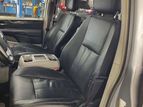Used 2014 Chrysler Town & Country Touring-L w/ Trailer Tow Group FWD image 2