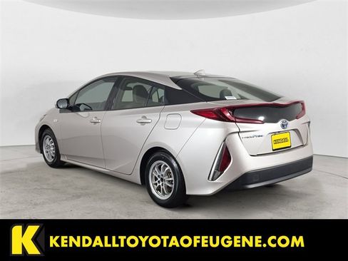 Used 2018 Toyota Prius Prime Premium image 3