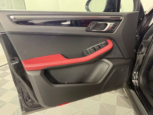 Used 2025 Porsche Macan image 14