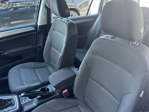 Used 2016 Volkswagen Golf S image 16