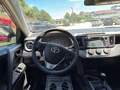 Used 2018 Toyota RAV4 LE FWD image 20