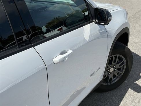 Used 2025 GMC Acadia Elevation image 10