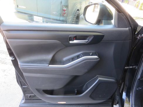 Used 2020 Toyota Highlander XLE AWD/4WD image 26