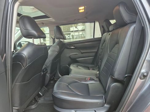 Used 2020 Toyota Highlander XLE image 13