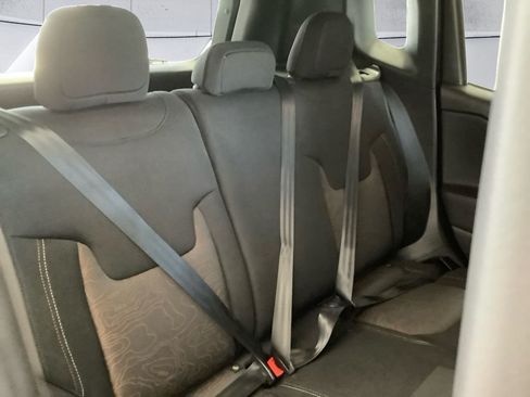 Used 2023 Jeep Renegade Latitude AWD/4WD image 16
