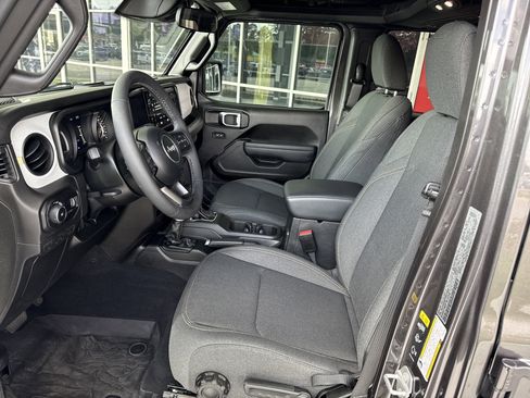 Used 2025 Jeep Wrangler Sport S image 15