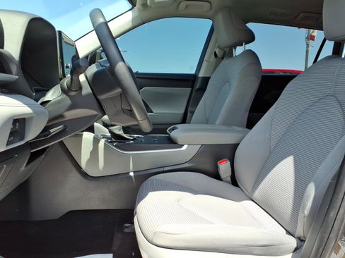 Used 2025 Toyota Highlander LE FWD image 14