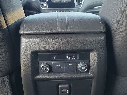 Used 2023 Chevrolet Traverse LT image 12