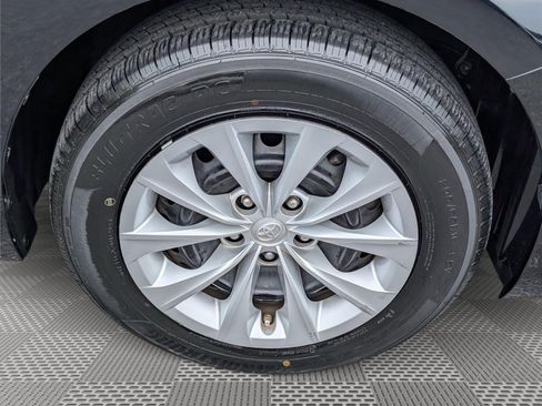 Used 2017 Toyota Camry LE FWD image 11