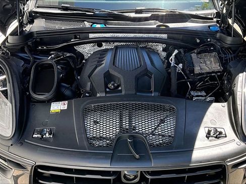 Certified 2023 Porsche Macan AWD/4WD image 15