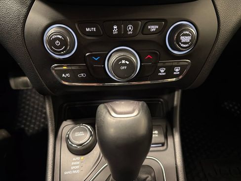 Used 2020 Jeep Cherokee Latitude Plus w/ Cold Weather Group AWD/4WD image 5