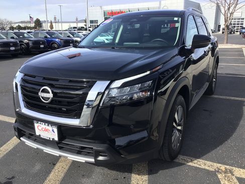 Used 2025 Nissan Pathfinder SL image 2