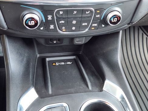 Used 2023 Chevrolet Traverse LT FWD image 15