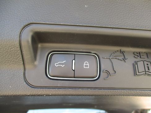 Used 2020 Ford Explorer XLT w/ Equipment Group 202A RWD image 17