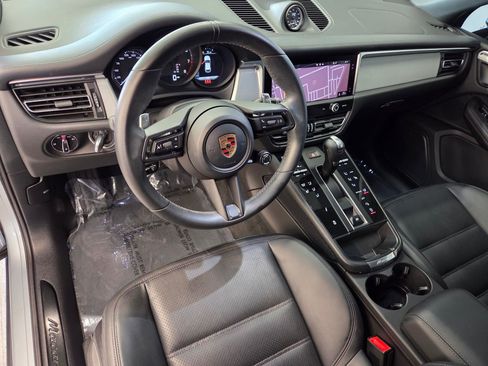 Certified 2024 Porsche Macan Turbo AWD/4WD image 4