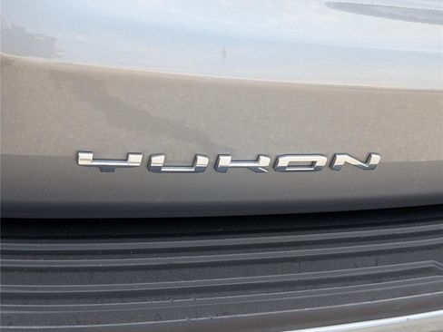 Used 2023 GMC Yukon SLE w/ Gmc Pro Safety Plus Package RWD image 9