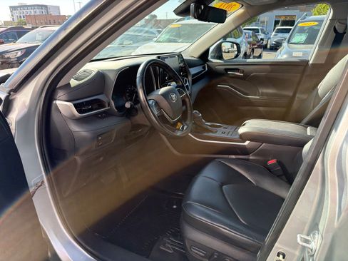 Used 2021 Toyota Highlander XLE AWD/4WD image 3