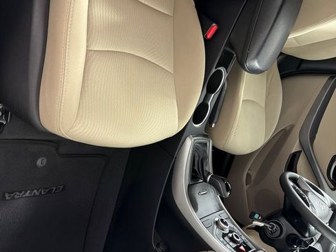 Used 2015 Hyundai Elantra SE FWD image 22