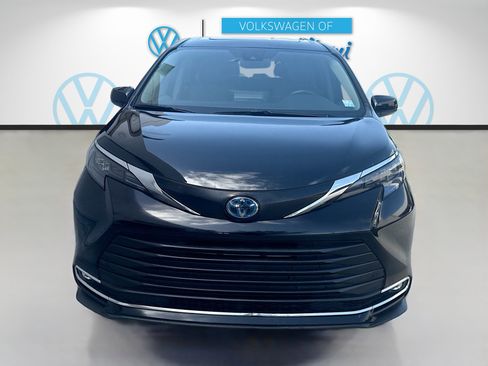 Used 2024 Toyota Sienna XLE FWD image 2