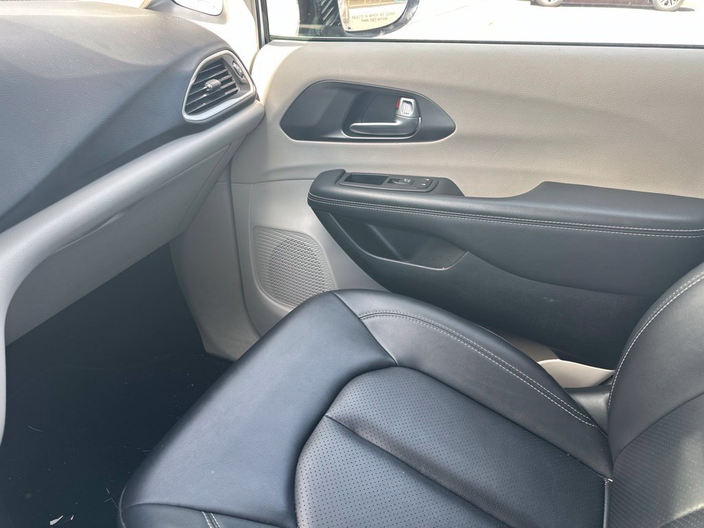 Used 2024 Chrysler Pacifica Touring-L FWD image 36