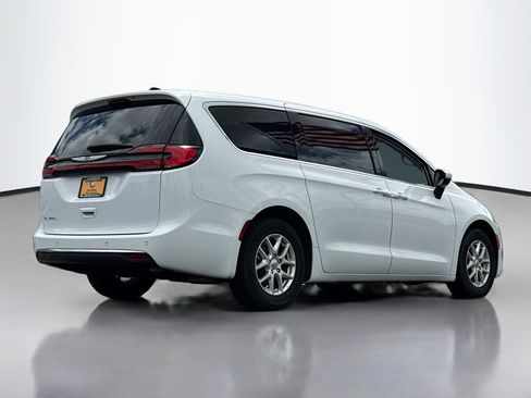 Used 2023 Chrysler Pacifica Touring-L FWD image 2