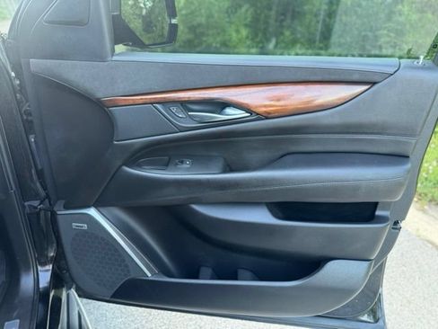 Used 2017 Cadillac Escalade Luxury AWD/4WD image 21