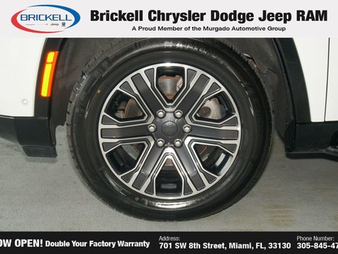Used 2024 Jeep Wagoneer L Series II RWD image 43