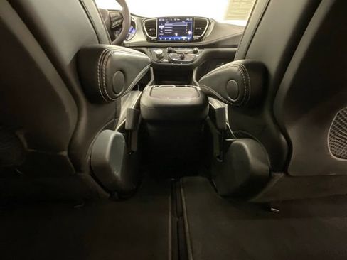 Used 2025 Chrysler Pacifica Limited FWD image 26