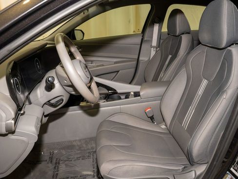 Used 2023 Hyundai Elantra SEL w/ Convenience Package image 9