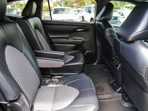 Used 2022 Toyota Highlander XSE FWD image 17