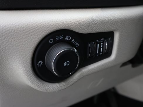 Used 2024 Chrysler Pacifica Touring-L FWD image 43