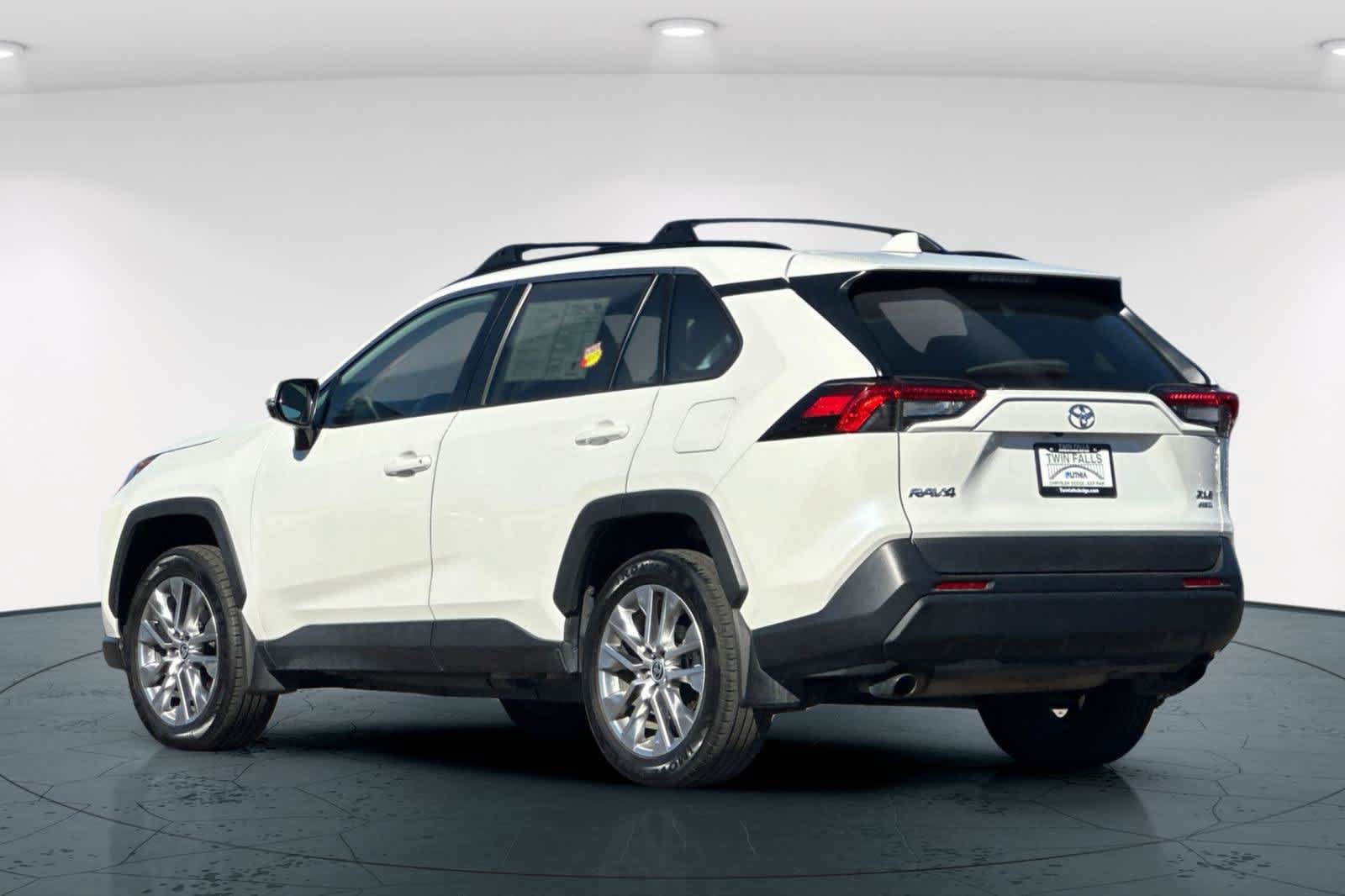 Used 2022 Toyota RAV4 XLE Premium AWD/4WD image 8
