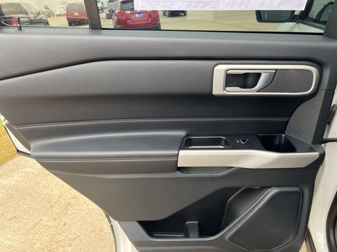Used 2022 Ford Explorer XLT AWD/4WD image 38