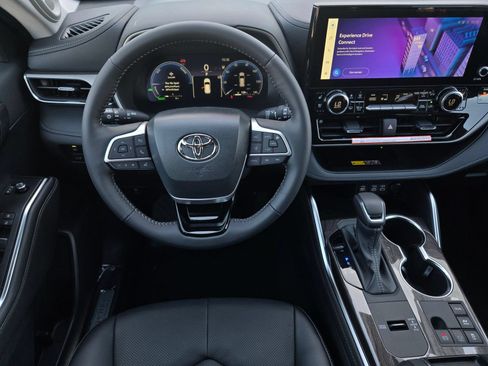 Certified 2026 Toyota Highlander Limited AWD/4WD image 13