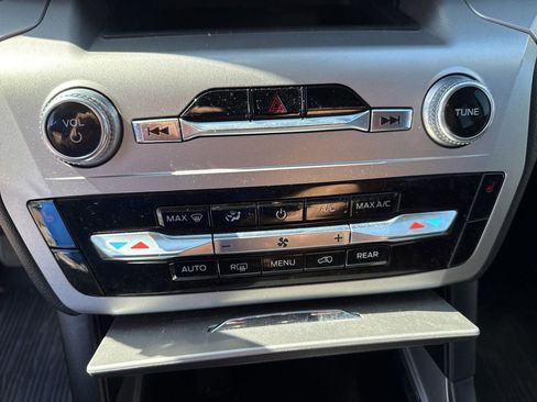 Used 2022 Ford Explorer XLT image 24