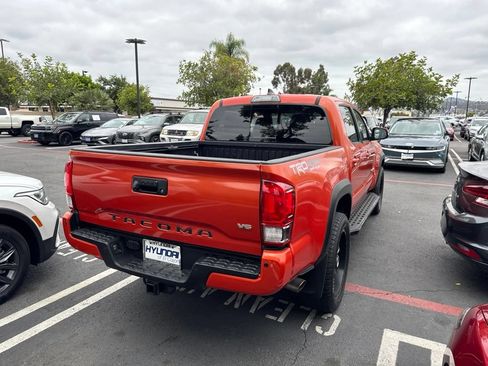 Used 2017 Toyota Tacoma TRD Off-Road w/ Premium & Technology Package AWD/4WD image 3