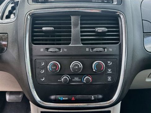 Used 2019 Dodge Grand Caravan SE FWD image 16