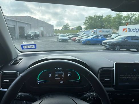 Used 2025 Hyundai Venue SEL FWD image 2
