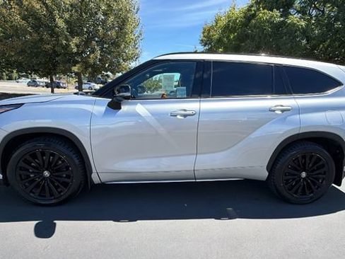 Used 2023 Toyota Highlander XSE AWD/4WD image 7