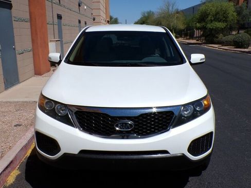 Used 2012 Kia Sorento LX w/ Third Row Pkg image 2