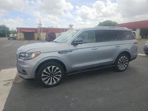 Used 2024 Lincoln Navigator Reserve image 1