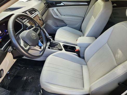 Certified 2023 Volkswagen Tiguan SE w/ Panoramic Sunroof Package image 10