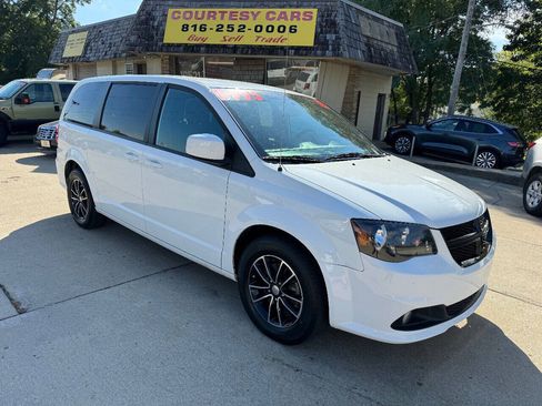 Used 2019 Dodge Grand Caravan SE FWD image 1