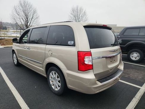 Used 2016 Chrysler Town & Country Touring w/ Driver Convenience Group image 3