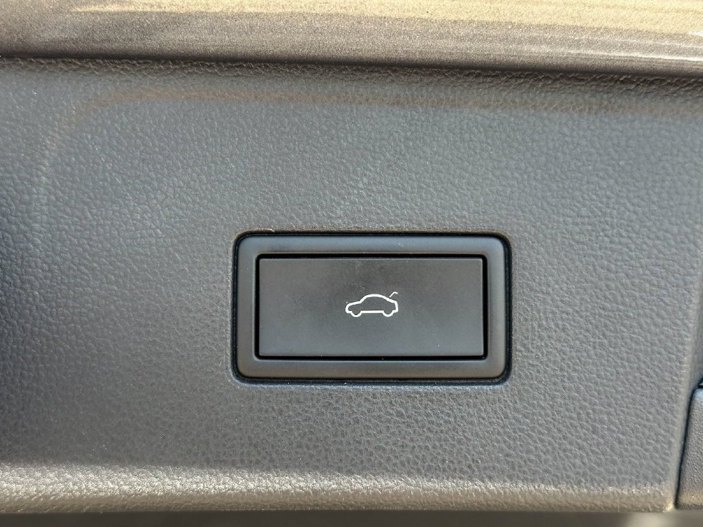 Used 2024 Volkswagen Atlas SE w/ Panoramic Sunroof Package FWD image 24