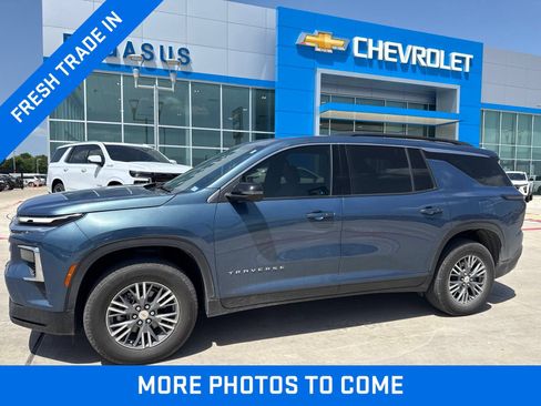 Used 2025 Chevrolet Traverse LT w/ Driver Confidence Package FWD image 1