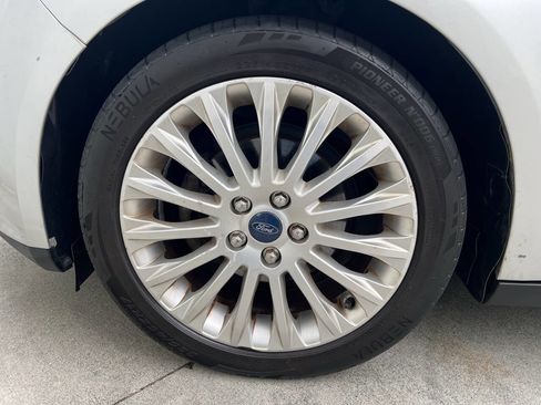 Used 2012 Ford Focus Titanium FWD image 26
