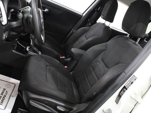 Used 2018 Jeep Renegade Latitude FWD image 16