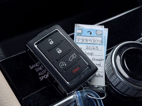 Used 2023 Jeep Grand Cherokee L Limited AWD/4WD image 48