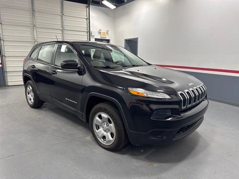 Used 2015 Jeep Cherokee Sport FWD image 2